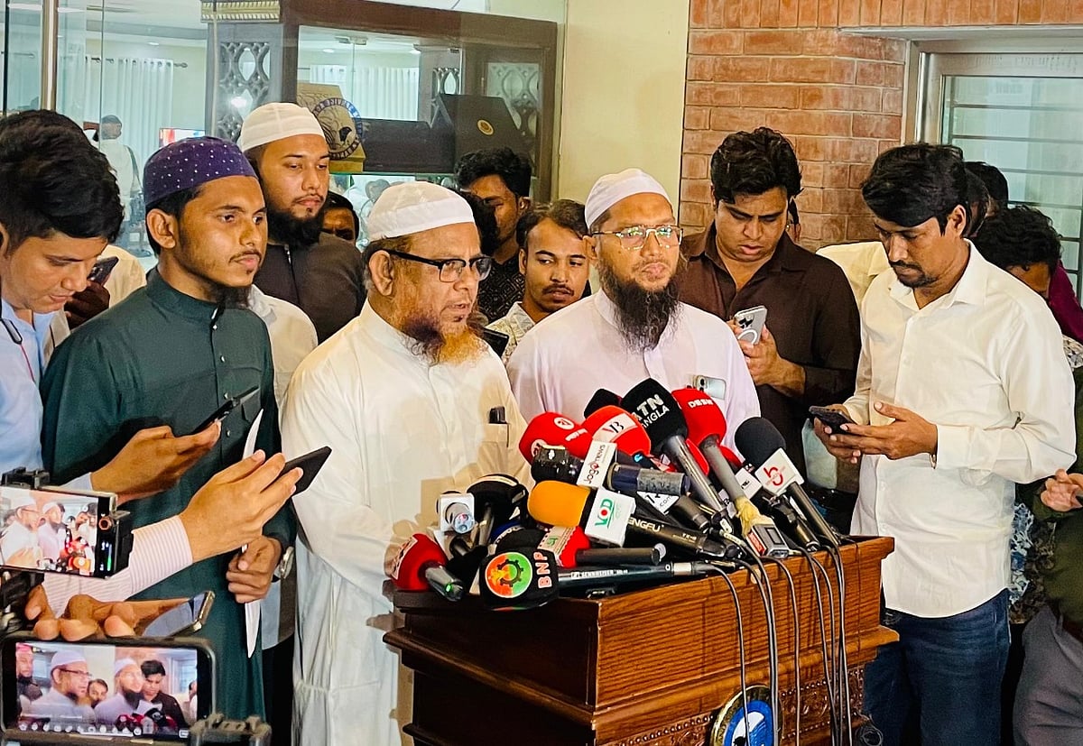 সংস্কার নিয়ে রাজনৈতিক দলগুলোর সঙ্গে জাতীয় ঐকমত্য কমিশনের আলোচনা শেষে সাংবাদিকদের সঙ্গে কথা বলেন ইসলামী আন্দোলন বাংলাদেশের জ্যেষ্ঠ যুগ্ম মহাসচিব মাওলানা গাজী আতাউর রহমান এবং যুগ্ম মহাসচিব অধ্যক্ষ মাওলানা শেখ ফজলে বারী মাসউদ। আজ বুধবার রাজধানীর ফরেন সার্ভিস একাডেমিতে