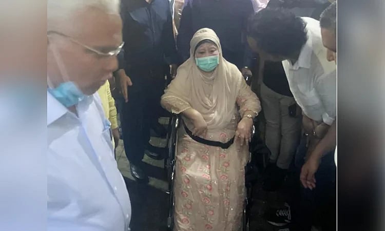 বিএনপি চেয়ারপারসন ও সাবেক প্রধানমন্ত্রী খালেদা জিয়া নিয়মিত স্বাস্থ্য পরীক্ষার জন্য বুধবার সন্ধ্যায় রাজধানীর এভারকেয়ার হাসপাতালে যান