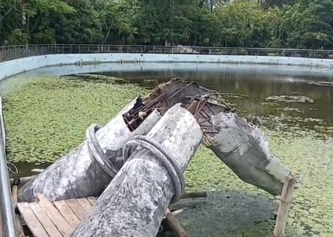 ময়মনসিংহের ত্রিশালের কবি নজরুল বিশ্ববিদ্যালয়ে ‘অঞ্জলি লহ মোর’ ভাস্কর্যটির বেশ কিছু অংশ ভেঙে ফেলা হয়েছে। আজ বুধবার সকালে