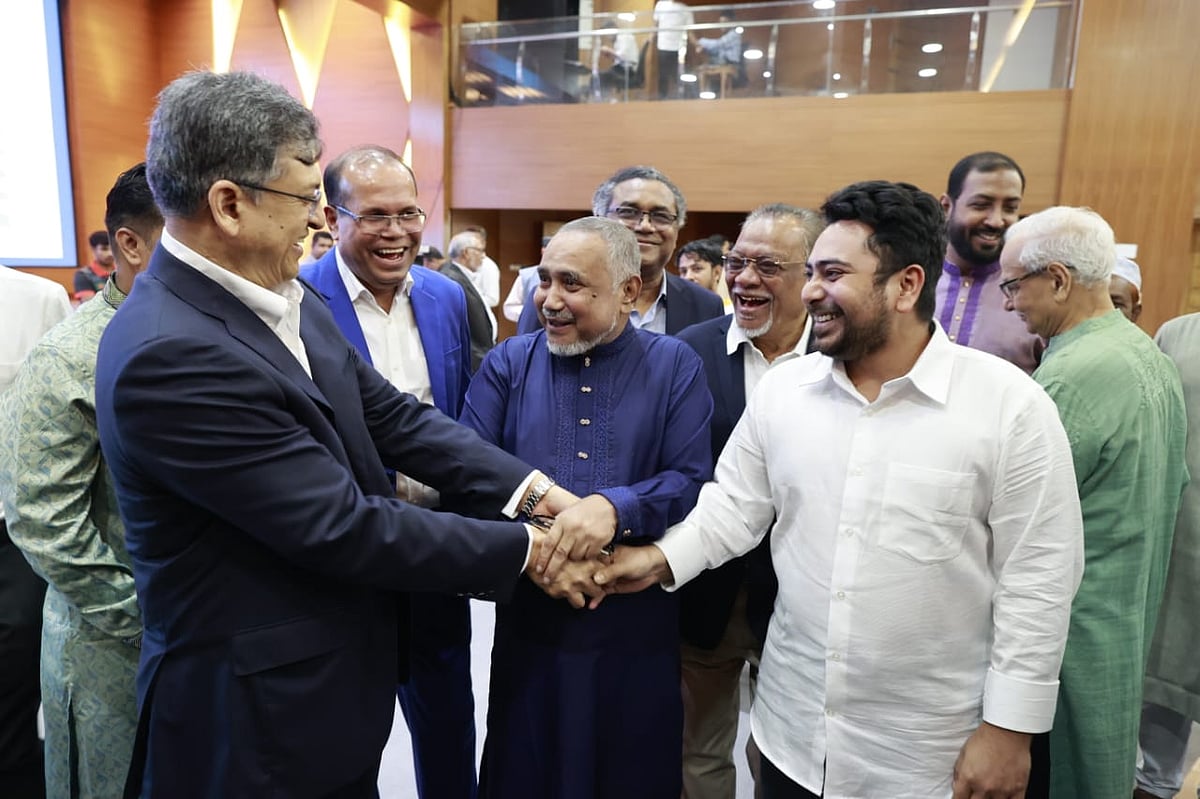 জাতীয় ঐকমত্য কমিশনের আজকের বৈঠকে যোগ দিয়েছেন বাংলাদেশ জামায়াতে ইসলামীর নায়েবে আমির সৈয়দ আবদুল্লাহ মোহাম্মদ তাহের (মাঝে)। তাঁর বাঁয়ে বিএনপির স্থায়ী কমিটির সদস্য সালাহউদ্দিন আহমদ এবং ডানে এনসিপির আহ্বায়ক নাহিদ ইসলাম