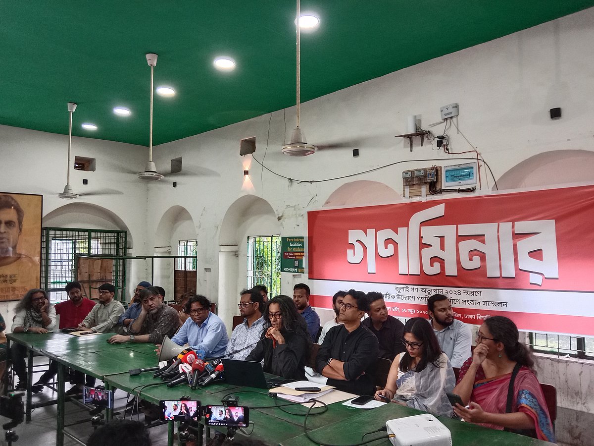 ঢাকা বিশ্ববিদ্যালয়ের মধুর ক্যানটিনে সংবাদ সম্মেলনে গণমিনার বাস্তবায়ন কমিটির সদস্যরা। ১৯ জুন