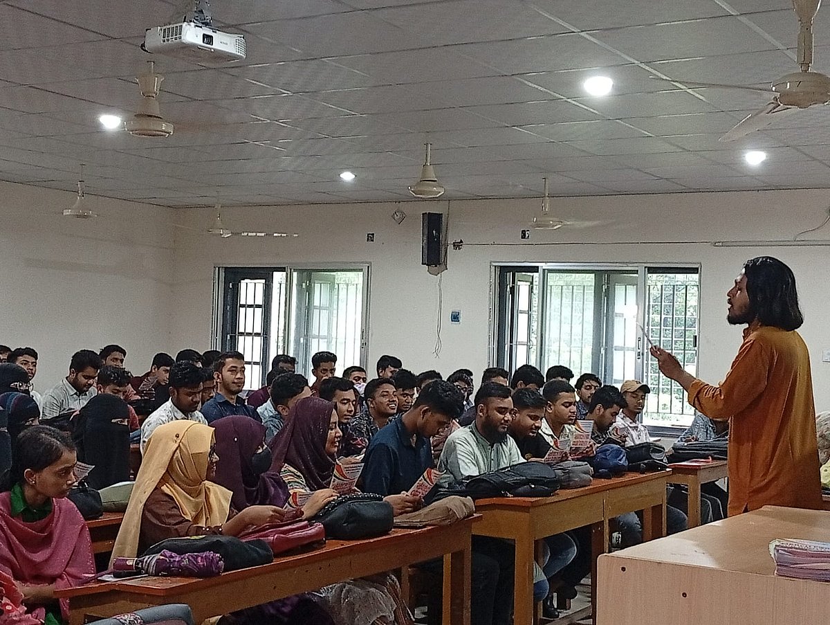 রাকসু নির্বাচনের তফসিল ঘোষণাসহ ৯ দফা দাবিতে লিফলেট বিতরণ ও জনসংযোগ। আজ বৃহস্পতিবার বিশ্ববিদ্যালয়ের মমতাজউদ্দিন কলাভবনে