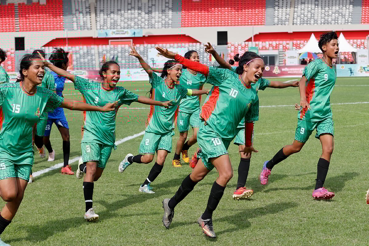 অনূর্ধ্ব-১৭ জাতীয় গোল্ডকাপ ফুটবলের বালিকা বিভাগে চ্যাম্পিয়ন রাজশাহী বিভাগের খেলোয়াড়দের উচ্ছ্বাস।