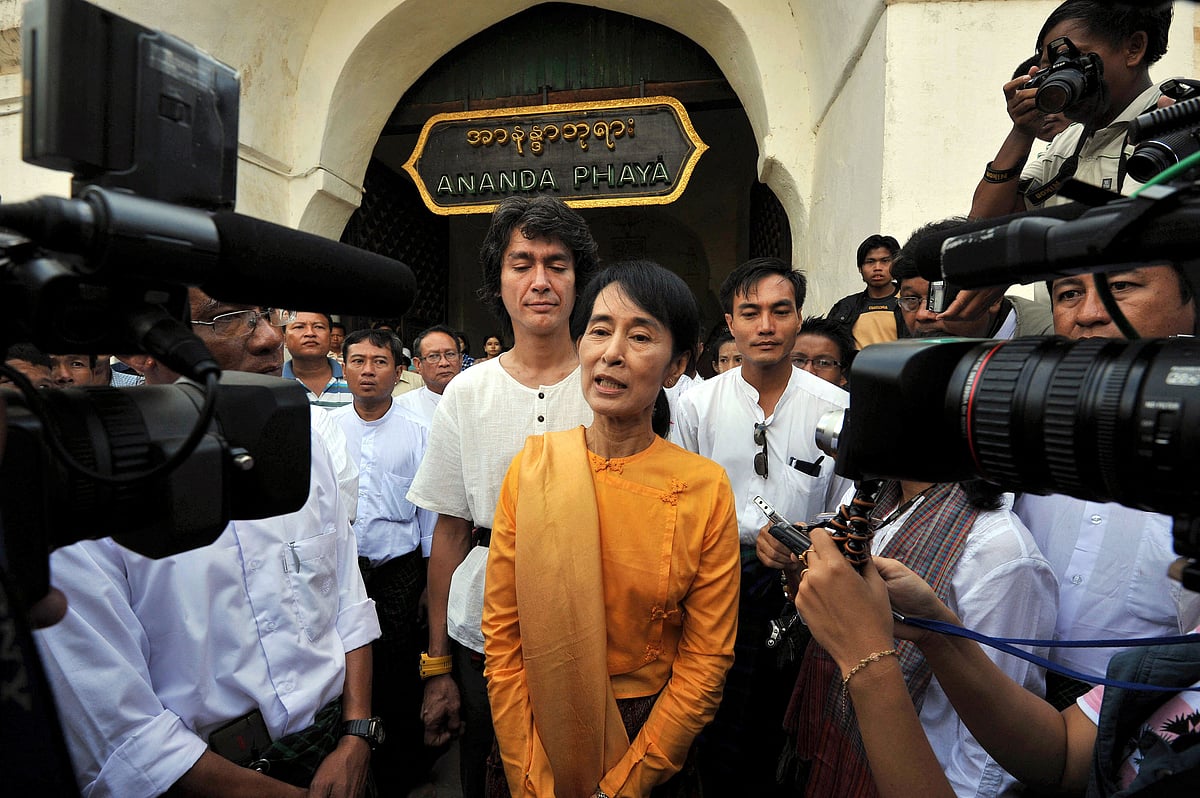 সাংবাদিকদের সঙ্গে কথা বলছেন অং সান সু চি। ৫ জুলাই ২০১১, মিয়ানমারের মন্দিরের শহর বাগান