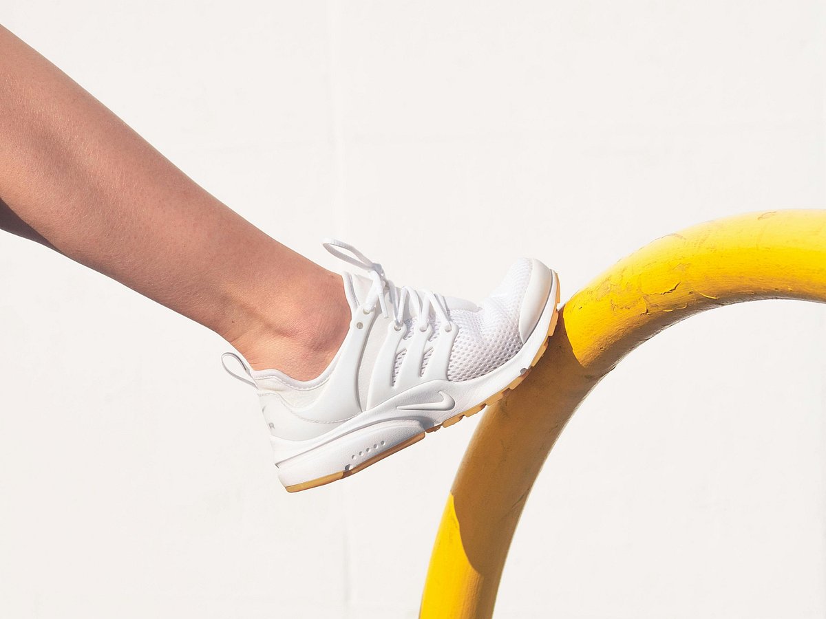 অনেকেই স্টাইলের খাতিরে মোজা ছাড়াই জুতা পরেন