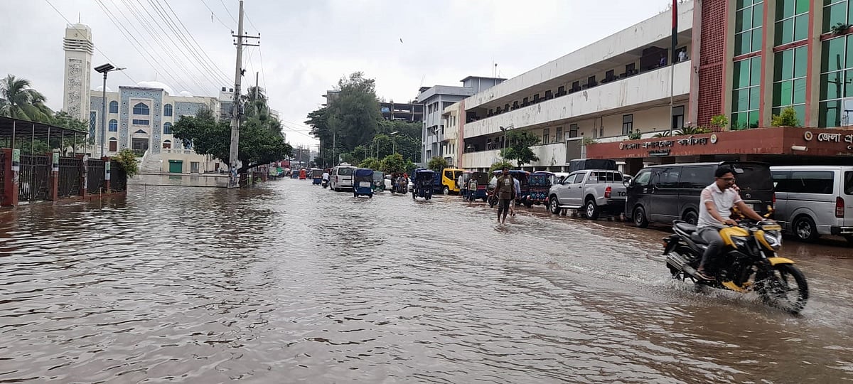 নোয়াখালীতে টানা বৃষ্টি জলাবদ্ধতা সৃষ্টি হয়েছে শহরজুড়ে। আজ সকালে জেলা প্রশাসকের কার্যালয়ের সামনে