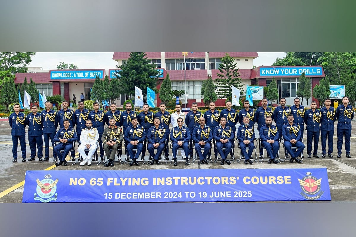 বিমানবাহিনী প্রধান এয়ার চিফ মার্শাল হাসান মাহমুদ খাঁন আজ বৃহস্পতিবার বগুড়ার আরলিয়া এয়ারফিল্ডে বাংলাদেশ বিমানবাহিনী ফ্লাইং ইনস্ট্রাক্টরস স্কুলে ৬৫তম ফ্লাইং ইনস্ট্রাক্টরস কোর্সের সনদ বিতরণ শেষে ফটোসেশন অংশগ্রহণ করেন