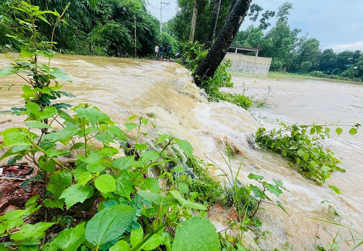 ফেনীর পরশুরামে সিলোনিয়া নদীর পানি বেড়িবাঁধে উপচে লোকালয়ে প্রবেশ করেছে। উপজেলার মির্জানগর ইউনিয়নের মনিপুর গ্রামে গ্রামীণ সড়কের উপর দিয়ে পানি প্রবেশ করছে
