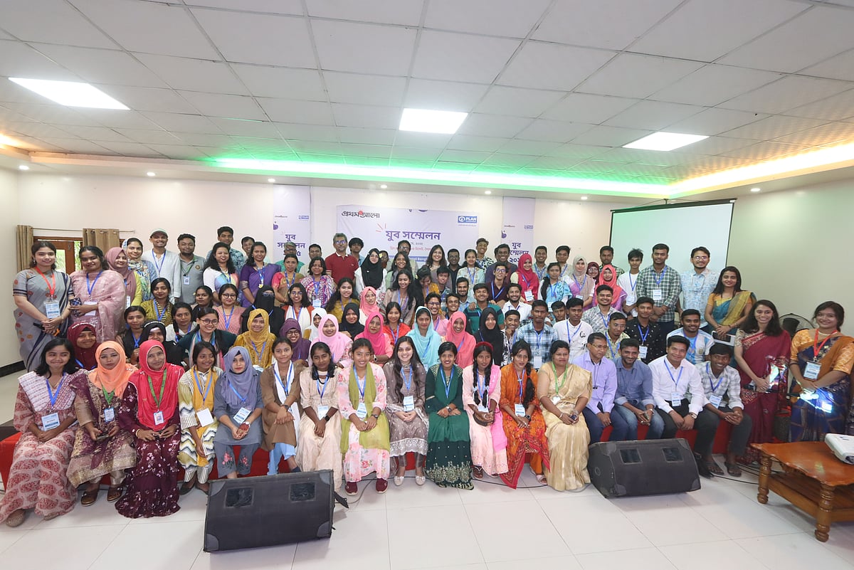 সৈয়দপুরের ড্রিম প্লাস রিসোর্টে প্ল্যান ইন্টারন্যাশনাল বাংলাদেশ ও প্রথম আলো আয়োজিত দিনব্যাপী যুব সম্মেলনে অংশগ্রহণকারী তরুণদের সঙ্গে অতিথিরা