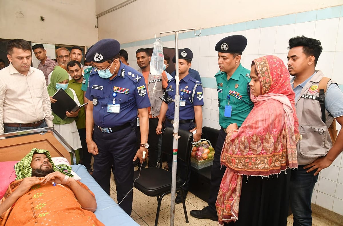 পুলিশের মহাপরিদর্শক (আইজিপি) বাহারুল আলম রাজধানীর ফকিরাপুলে মাদক কারবারিদের গুলিতে আহত পুলিশ সদস্যদের দেখতে বৃহস্পতিবার সন্ধ্যায় ঢাকা মেডিকেল কলেজ হাসপাতালে যান। ১৯ জুন