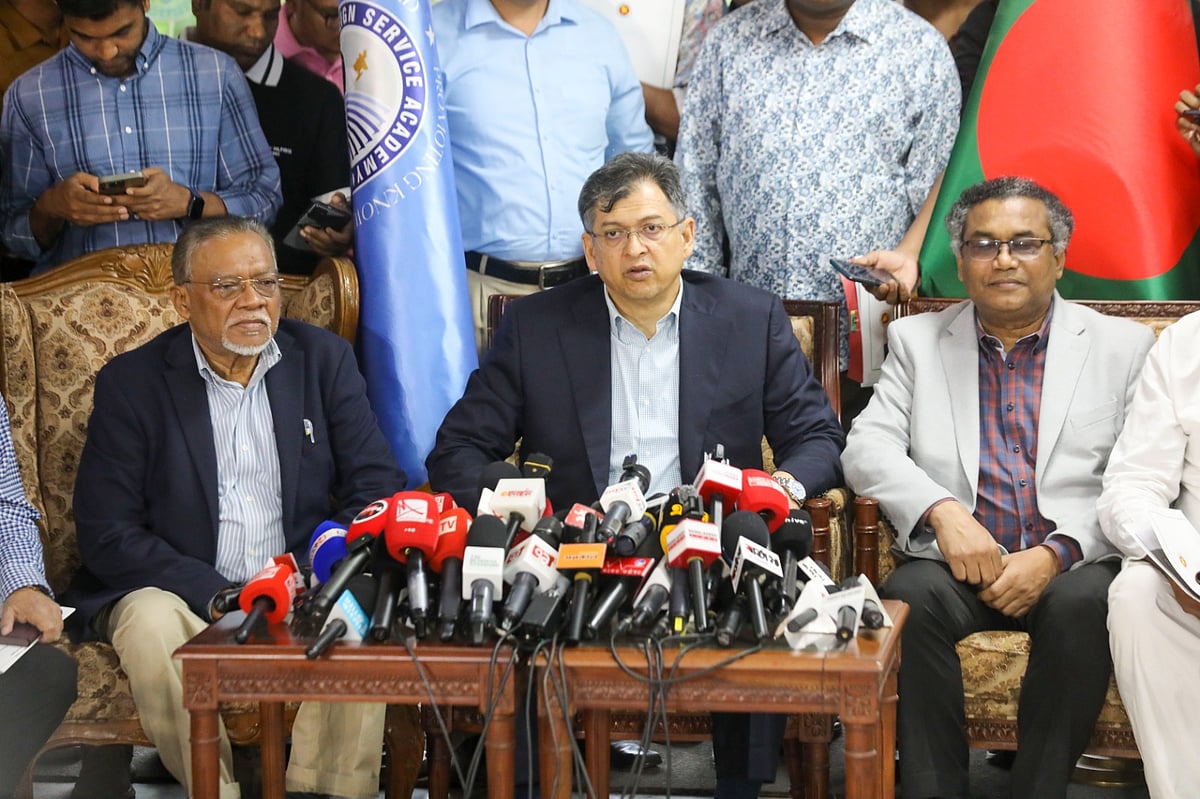 সংস্কার নিয়ে জাতীয় ঐকমত্য কমিশনের সঙ্গে রাজনৈতিক দলগুলোর দ্বিতীয় ধাপের সংলাপের টানা তৃতীয় দিনের আলোচনা শেষে সাংবাদিকদের সঙ্গে কথা বলেন বিএনপির স্থায়ী কমিটির সদস্য সালাহউদ্দিন আহমদ। আজ বৃহস্পতিবার রাজধানীর বেইলি রোডের ফরেন সার্ভিস একাডেমিতে