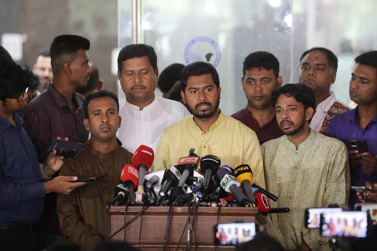 জাতীয় ঐকমত্য কমিশনের সঙ্গে রাজনৈতিক দলগুলোর দ্বিতীয় ধাপের আলোচনার বিরতিতে সাংবাদিকদের এসব কথা বলেন নুরুল হক নুর