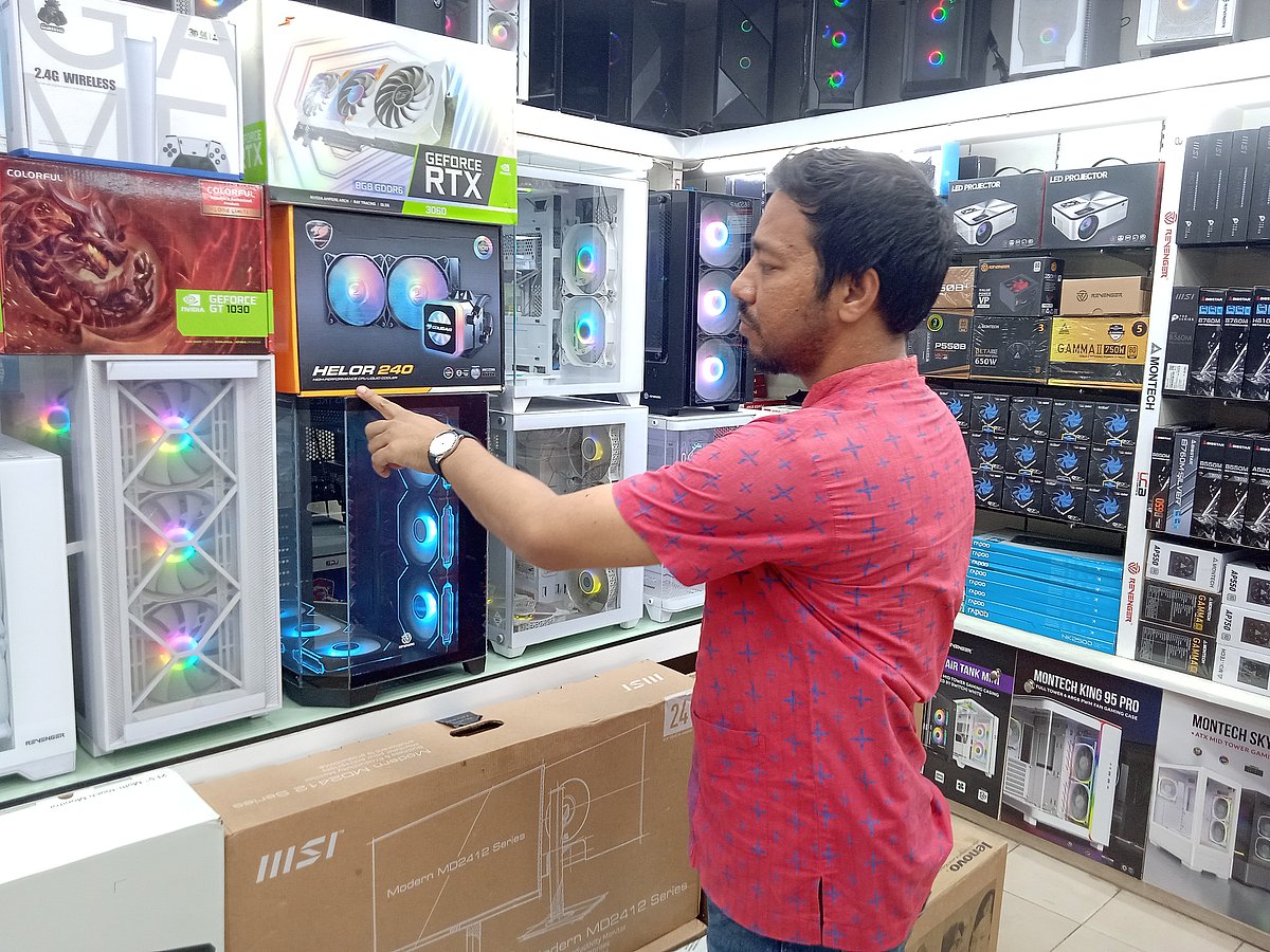 ঈদের পরে প্রযুক্তিপণ্যের বাজারে পছন্দের পণ্য কিনছেন এক ক্রেতা।