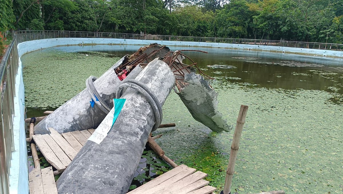 সমালোচনার মুখে বন্ধ রয়েছে ‘অঞ্জলি লহ মোর’ নামের ভাস্কর্যটি ভাঙার কাজ। আজ বৃহস্পতিবার দুপুরে ময়মনসিংহের ত্রিশালে অবস্থিত জাতীয় কবি কাজী নজরুল ইসলাম বিশ্ববিদ্যালয়ে