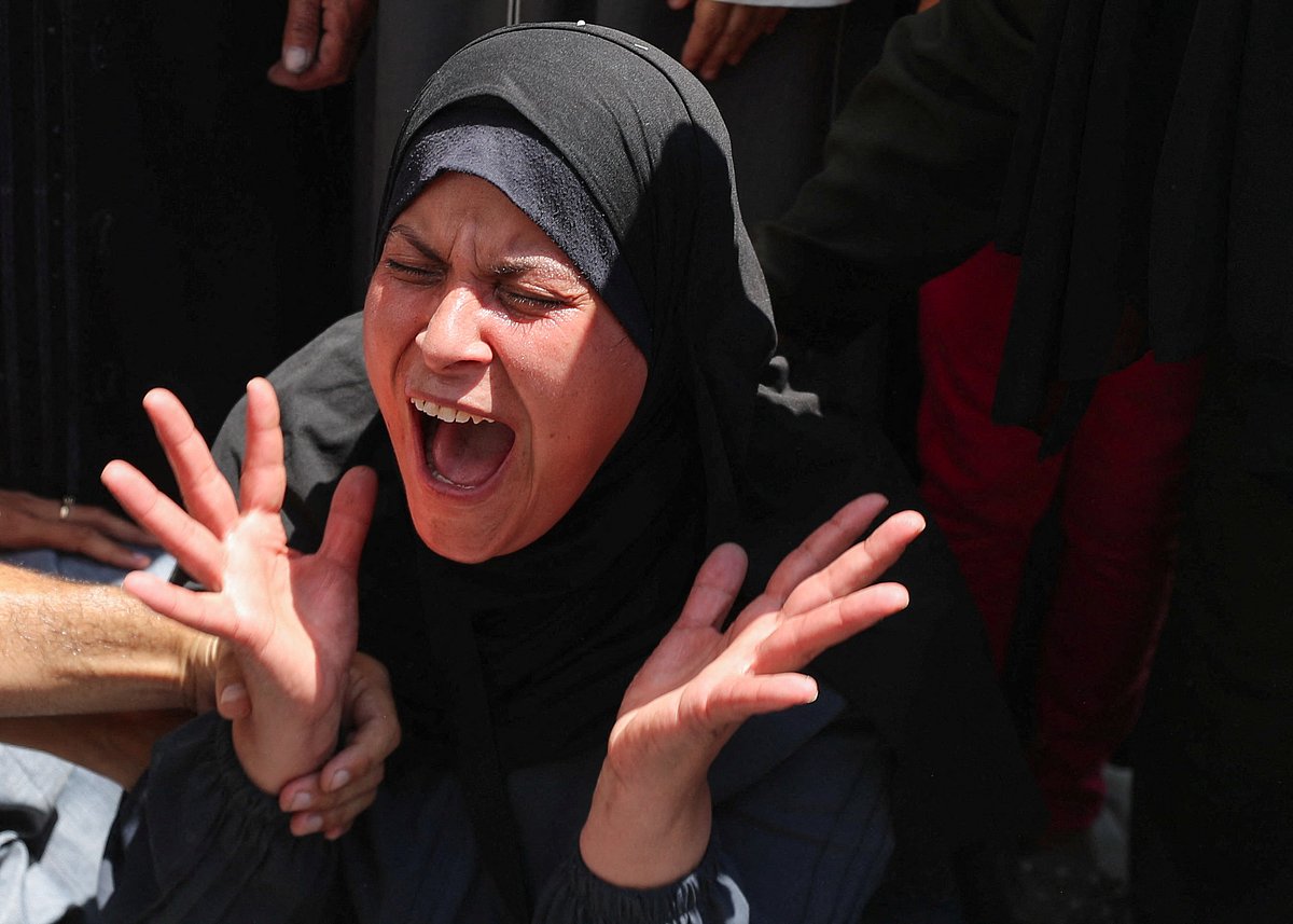 ইসরায়েলের হামলায় সন্তান হারিয়ে কান্নায় ভেঙে পড়েন গাজার এই নারী। গাজা সিটি, ফিলিস্তিন, ১৯ জুন