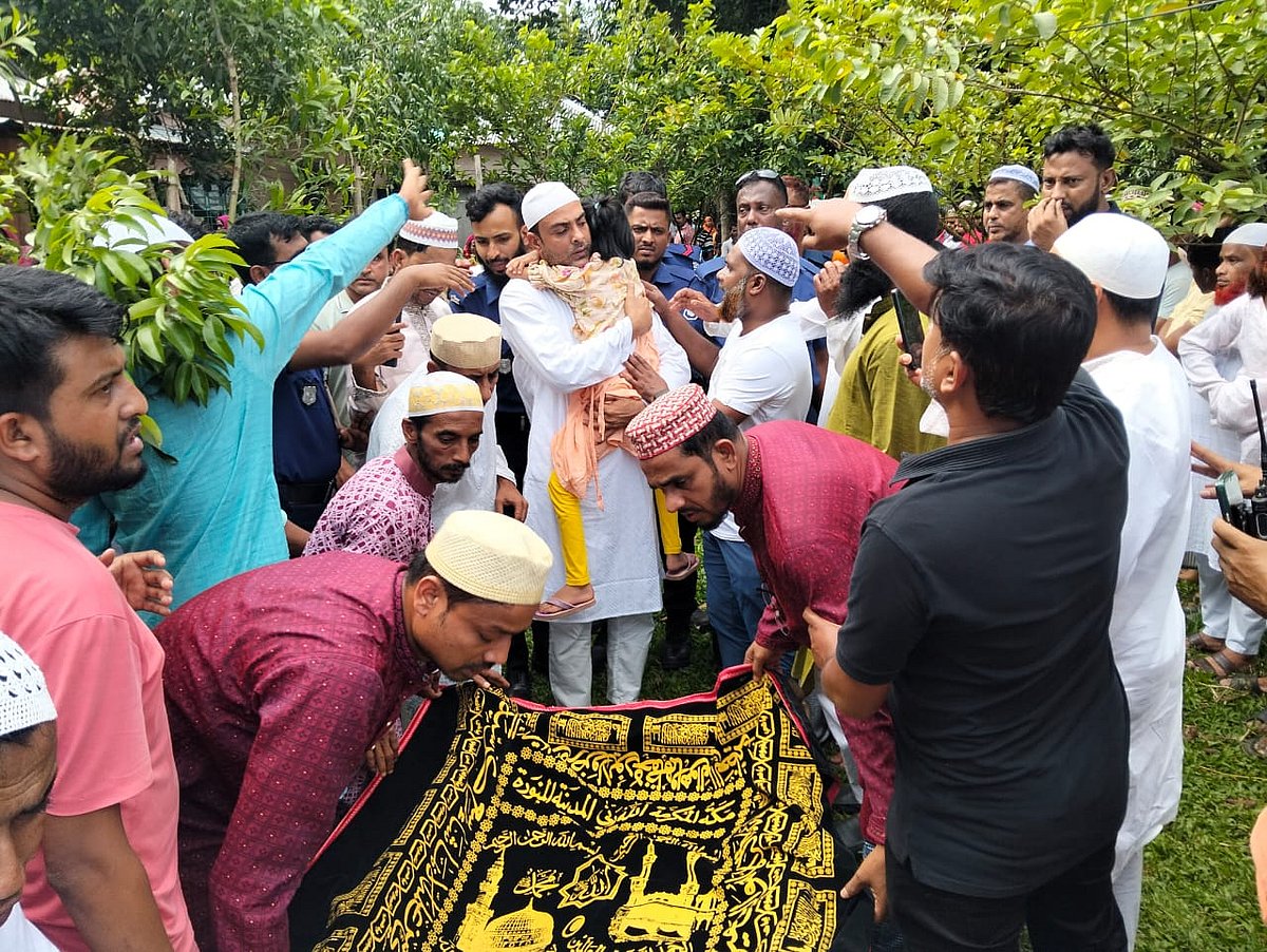 প্যারোলে মুক্তি পেয়ে মায়ের জানাজায় অংশ নেন যুবলীগ নেতা তরিকুল ইসলাম। এ সময় তাঁকে জড়িয়ে ধরে তাঁর শিশুসন্তান। আজ বৃহস্পতিবার দুপুরে তাঁর বাড়ির আঙিনায়