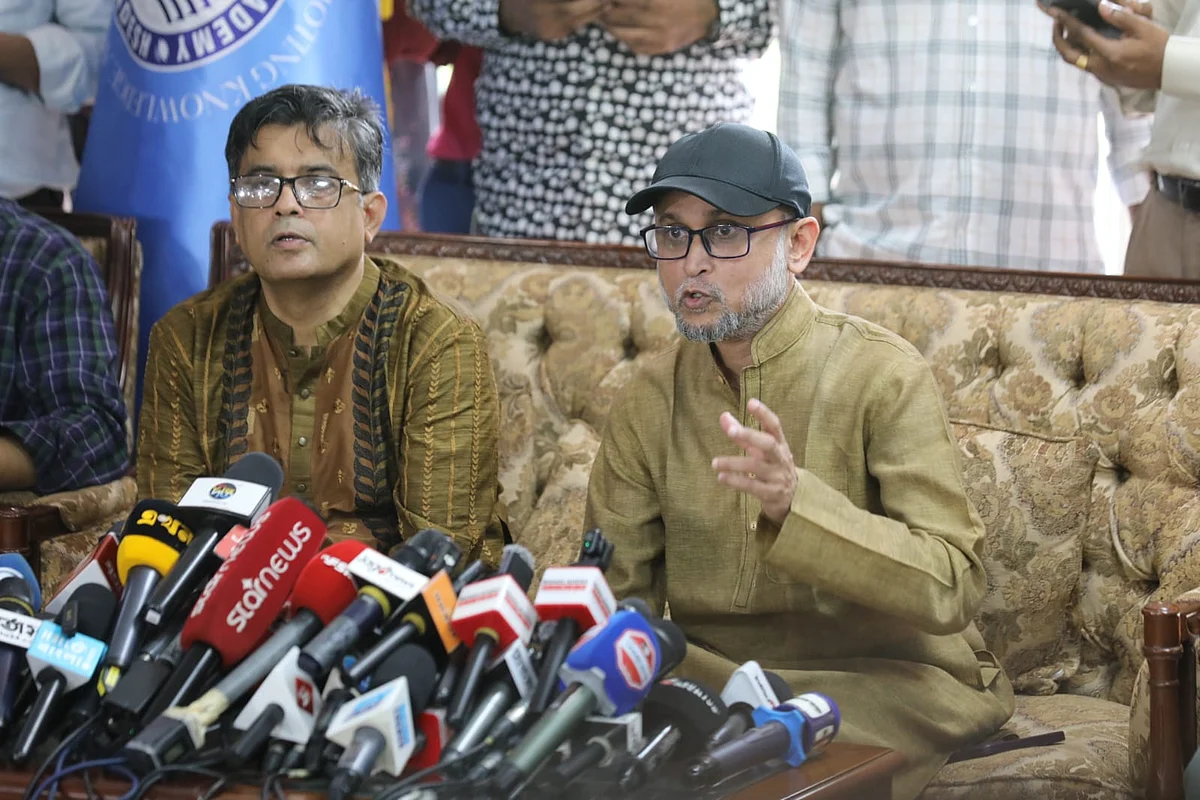 প্রেস ব্রিফিংয়ে বক্তব্য রাখছেন সংস্কৃতিবিষয়ক উপদেষ্টা মোস্তফা সরয়ার ফারুকী (ডানে)। তাঁর পাশে প্রধান উপদেষ্টার প্রেস সচিব শফিকুল আলম। ফরেন সার্ভিস একাডেমি, ১৯ জুন