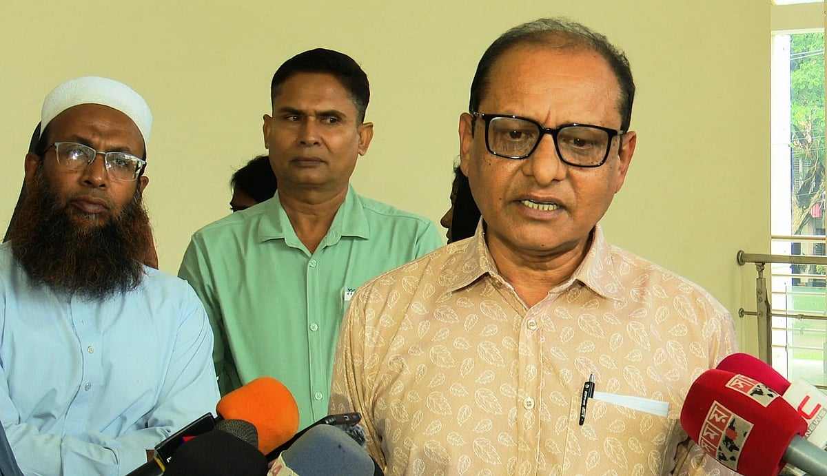 প্রাথমিক শিক্ষার মানোন্নয়নে রাজশাহী জেলার বিভিন্ন অংশীজনদের সঙ্গে মতবিনিময় সভা শেষে প্রাথমিক ও গণশিক্ষা উপদেষ্টা বিধান রঞ্জন রায়। আজ সকালে জেলার পিটিআই মিলনায়তনে