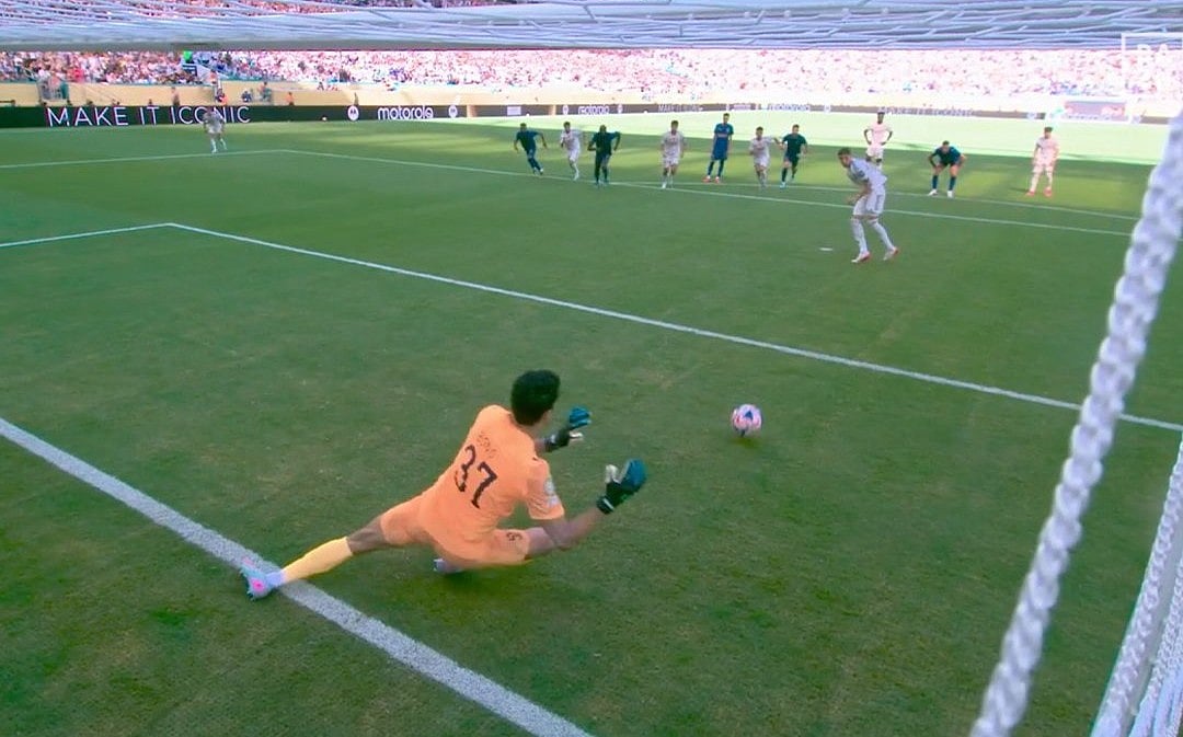 আল হিলালের বিপক্ষে কাল রাতে পেনাল্টি থেকে গোল করতে ব্যর্থ হয়েছেন রিয়াল মাদ্রিদ মিডফিল্ডার ফেদেরিকো ভালভের্দে