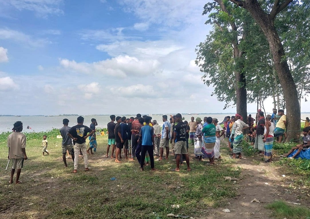 অবৈধ বালু উত্তোলনকারীদের থেকে নিজেদের ফসলি জমি রক্ষা করতে মেঘনা নদীর তীরে অবস্থান নেন গ্রামবাসী। বৃহস্পতিবার দুপুরে মুন্সিগঞ্জ সদর উপজেলার কাউয়াদি এলাকায়