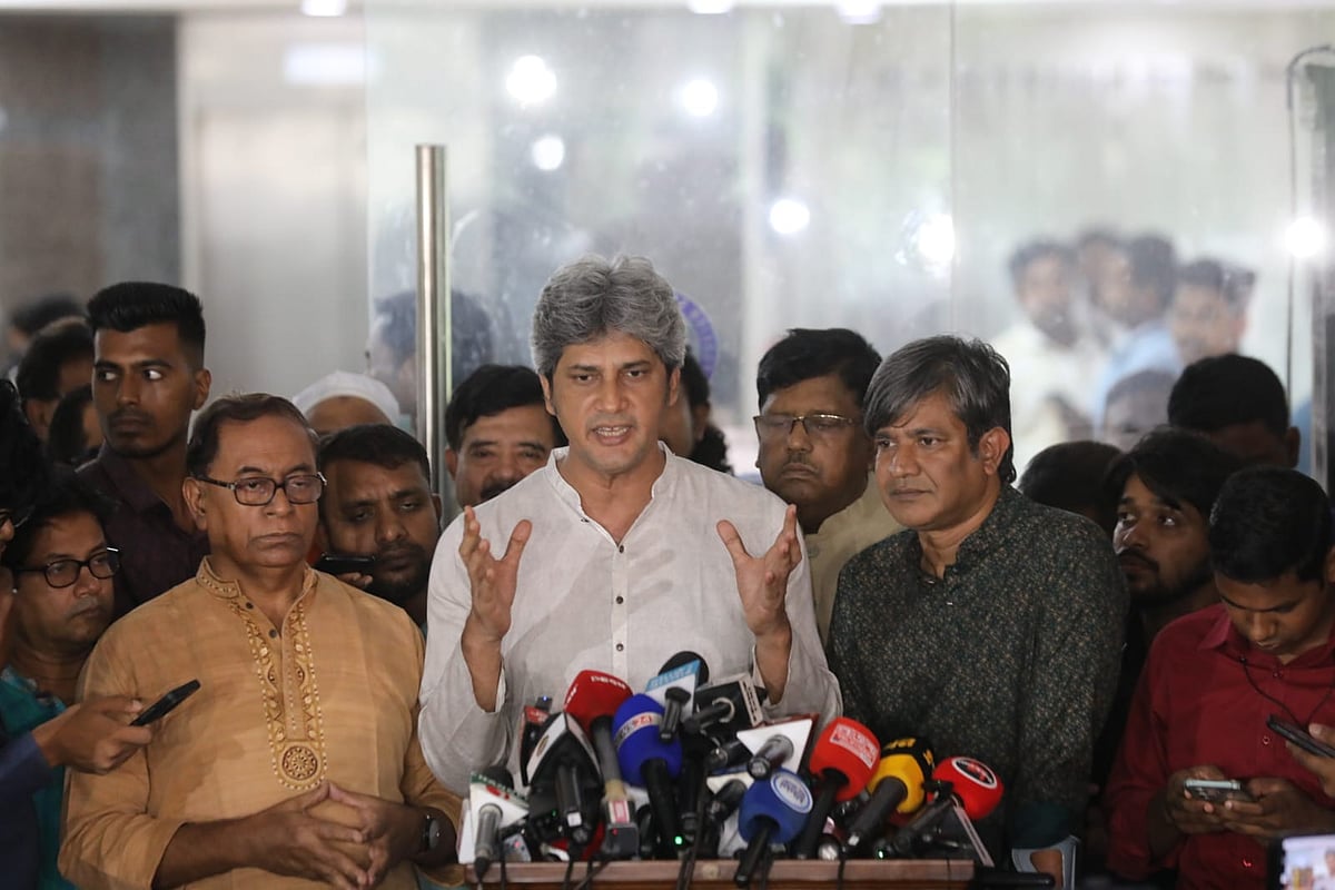 জাতীয় ঐকমত্য কমিশনের সঙ্গে রাজনৈতিক দলগুলোর দ্বিতীয় ধাপের সংলাপের বিরতিতে সাংবাদিকদের সঙ্গে কথা বলেন জোনায়েদ সাকি