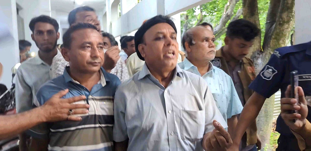 জামিন আবেদন নামঞ্জুরের পর কারাগারে নেওয়ার পথে স্লোগান দেন আওয়ামী লীগের নেতা-কর্মীরা। বৃহস্পতিবার বিকেলে নাটোর আদালত চত্বরে