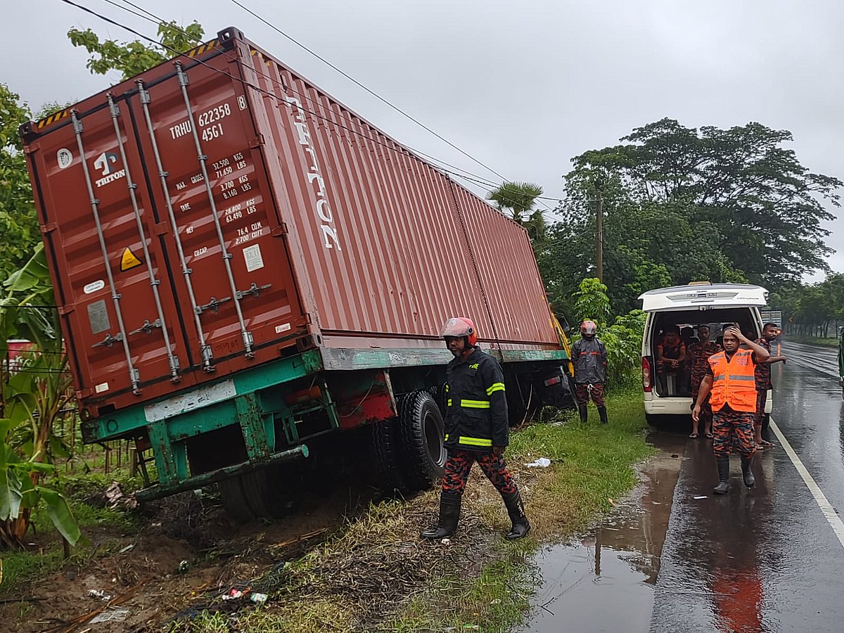 নিয়ন্ত্রণ হারানো এই লরির চাপায় মৃত্যু হয় নার্সারি ব্যবসায়ী মো. জয়নাল আবেদীনের। চট্টগ্রামের মিরসরাইয়ের ফেনাপুনি বাদামতল এলাকায় ঢাকা-চট্টগ্রাম মহাসড়ক থেকে তোলা