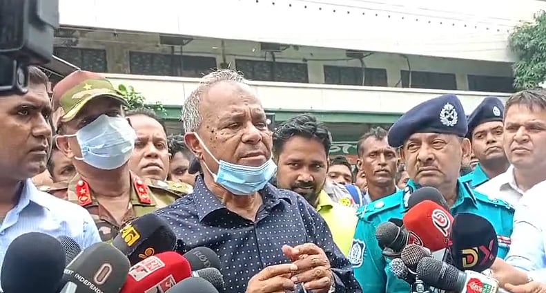 সাংবাদিকদের সঙ্গে কথা বলছেন স্বরাষ্ট্র উপদেষ্টা লেফটেন্যান্ট জেনারেল (অব.) মো. জাহাঙ্গীর আলম চৌধুরী