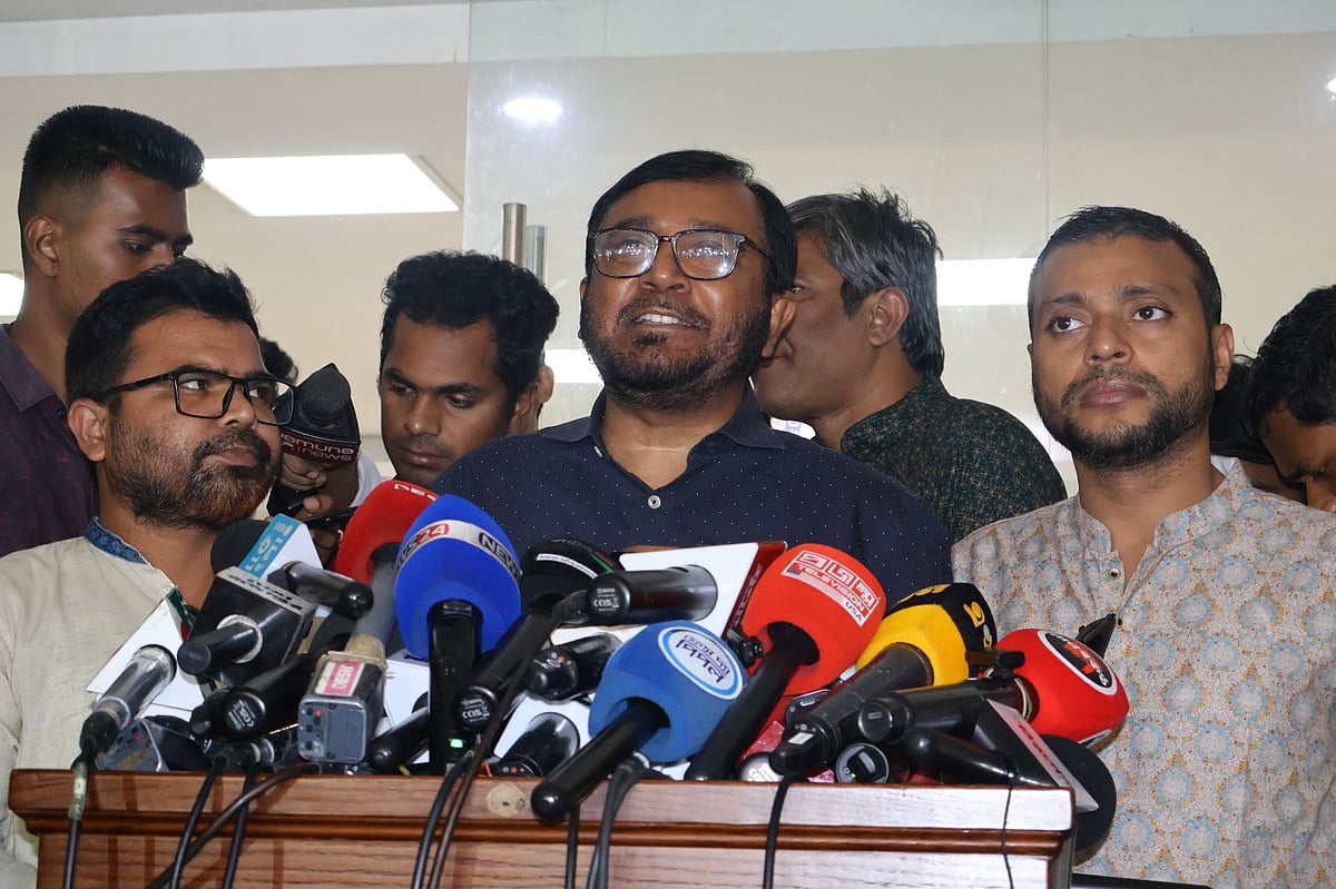 সংস্কার নিয়ে রাজনৈতিক দলগুলোর সঙ্গে জাতীয় ঐকমত্য কমিশনের আলোচনা শেষে সাংবাদিকদের সঙ্গে কথা বলেন এবি পার্টির চেয়ারম্যান মজিবুর রহমান মঞ্জু। আজ বৃহস্পতিবার রাজধানীর ফরেন সার্ভিস একাডেমিতে