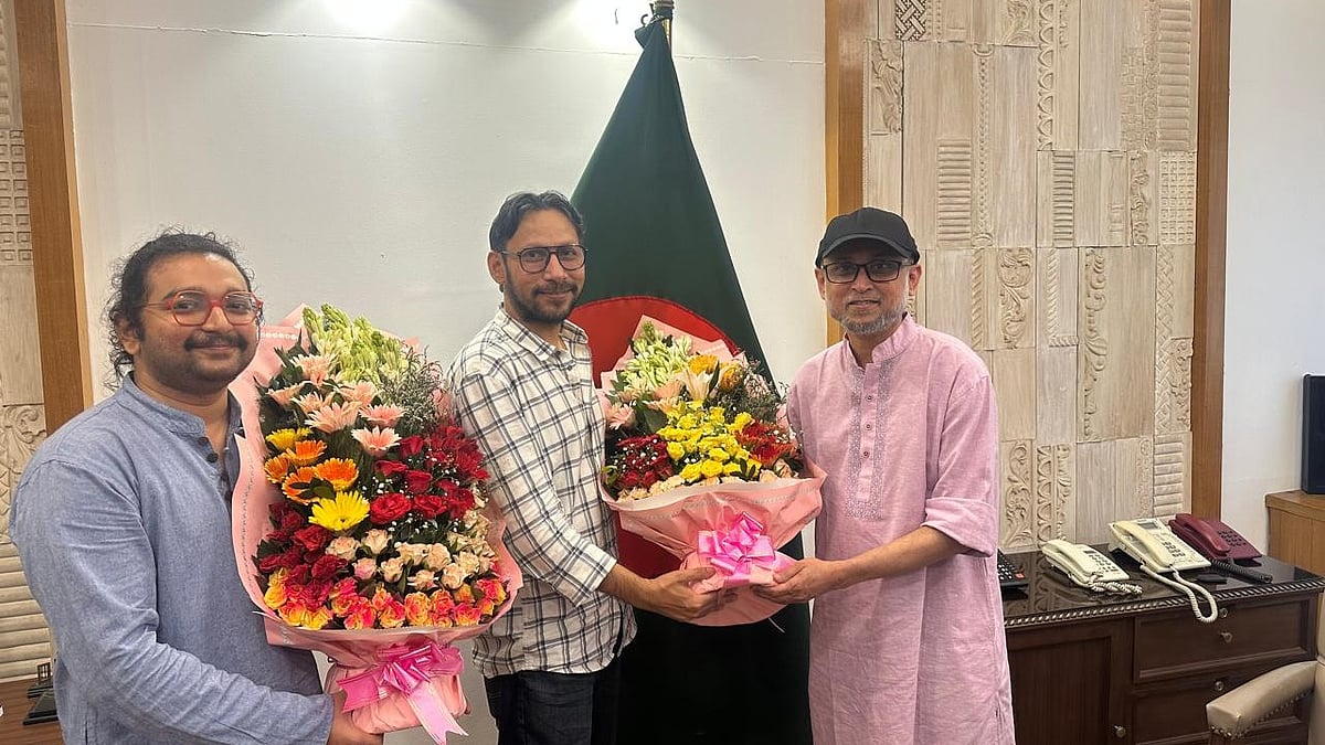 সংস্কৃতিবিষয়ক মন্ত্রণালয়ের উপদেষ্টা মোস্তফা সরয়ার ফারুকী চলচ্চিত্রটির অভিনেতা মোস্তফা মন্‌ওয়ার ও সাউন্ড ডিজাইনার অরণ্যক পৃথিবীকে মন্ত্রণালয়ে আমন্ত্রণ জানিয়ে ফুল দিয়ে বরণ করেন। সংগৃহীত