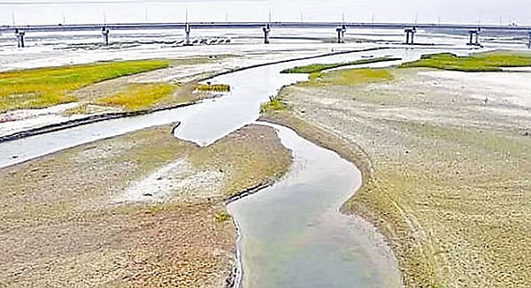 ভারতের পানি প্রত্যাহারে শুকনো মৌসুমে তিস্তা নদী