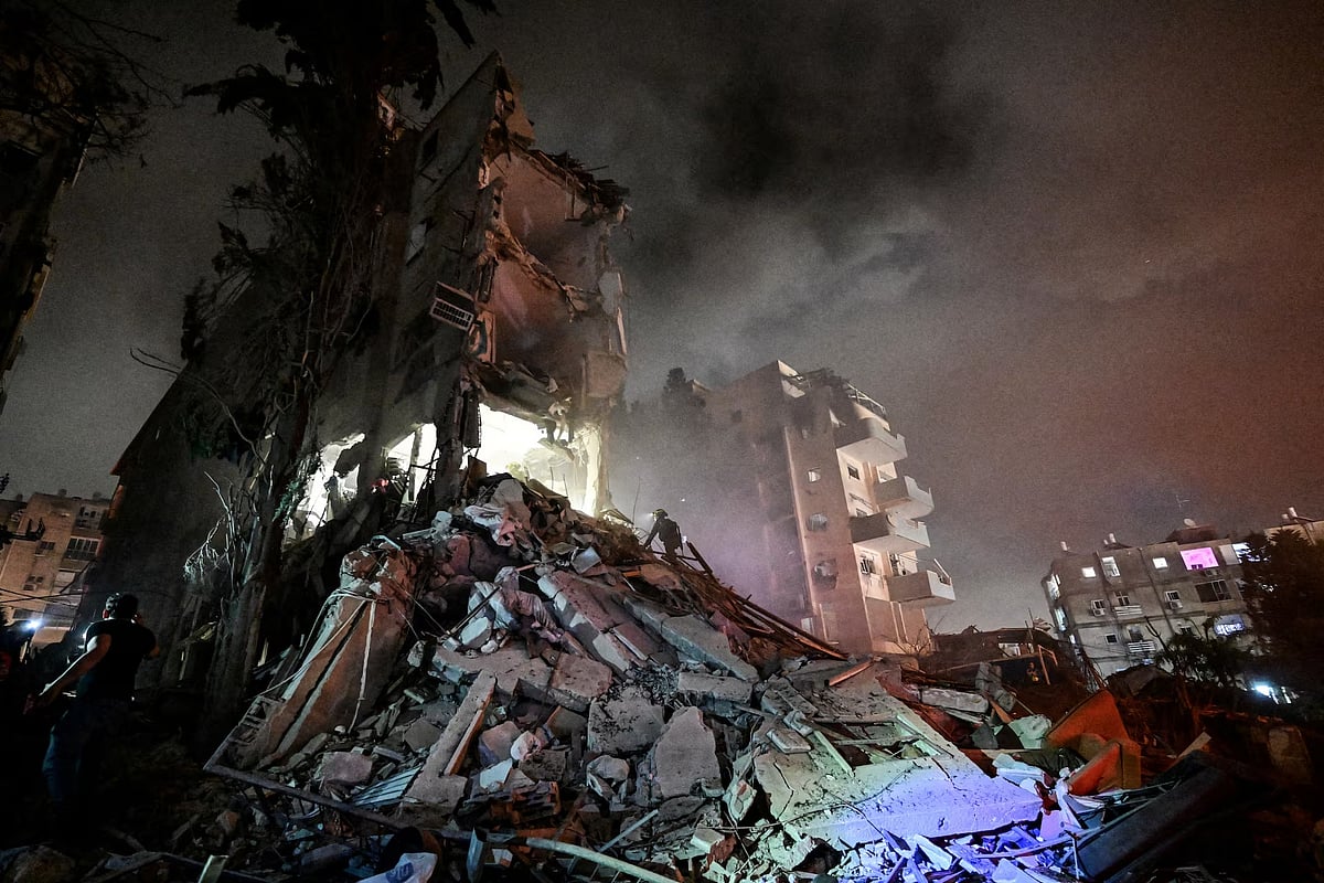 ইরানের ক্ষেপণাস্ত্র হামলায় ইসরায়েলের একটি বিধ্বস্ত ভবন। মধ্য ইসরায়েল, ১৫ জুন