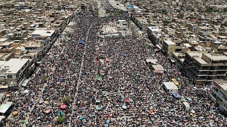 ইরানে ইসরায়েলি হামলার প্রতিবাদে শুক্রবার ইরাকের রাজধানী বাগদাদের সদর সিটিতে হাজার হাজার মানুষের বিক্ষোভ