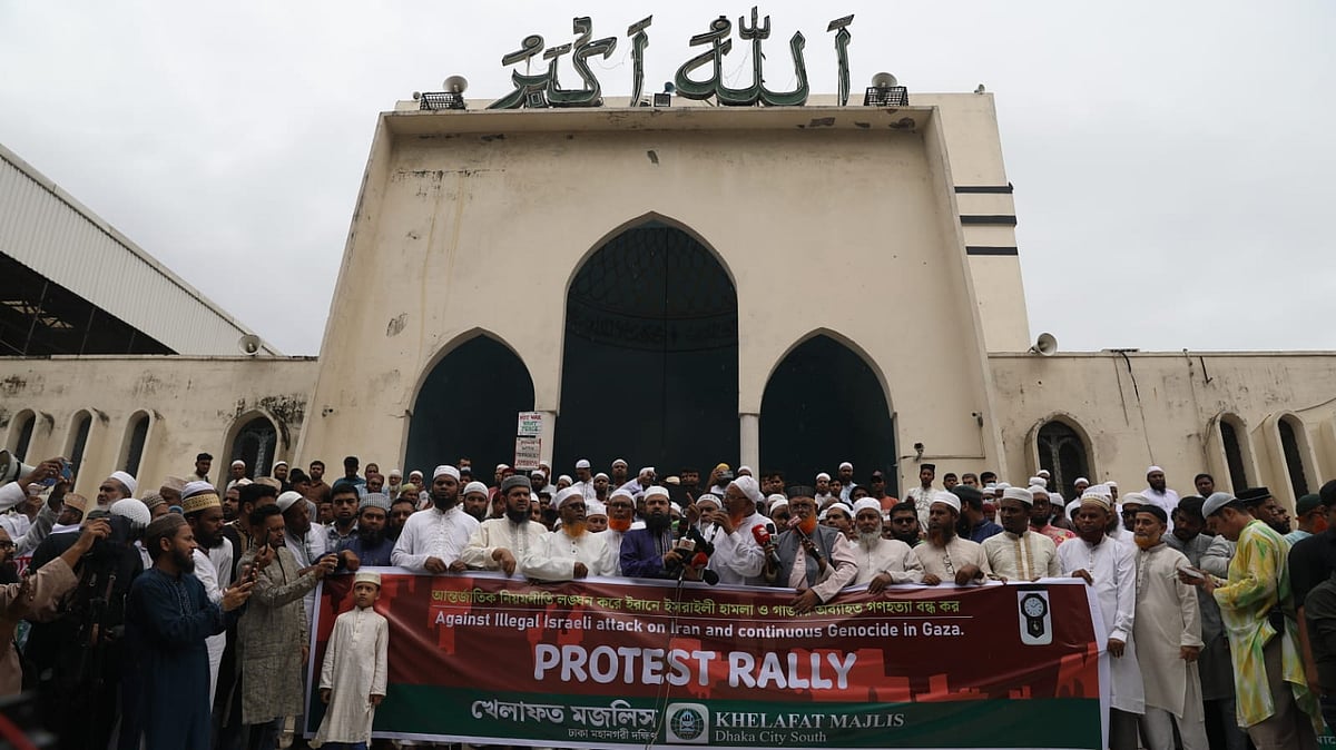 ইরানে ইসরায়েলি হামলার প্রতিবাদে খেলাফত মজলিস ঢাকা মহানগরী দক্ষিণের আয়োজনে বিক্ষোভ মিছিলের আগে সমাবেশ হয়। বায়তুল মোকাররম, ঢাকা, ২০ জুন