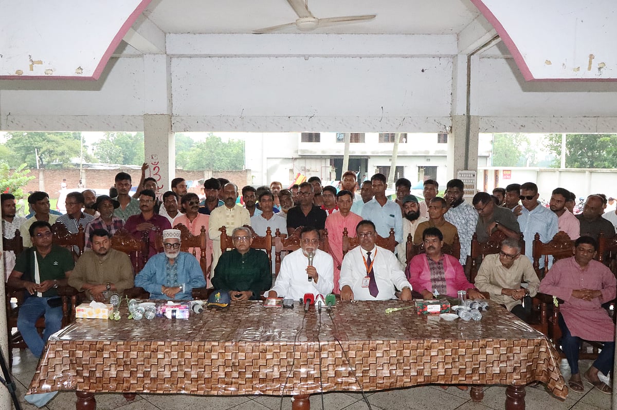 রাজশাহীর গোদাগাড়ী উপজেলার প্রেমতলি গৌরাঙ্গবাড়িতে স্থানীয়দের সঙ্গে মতবিনিময় সভা করেন বিএনপি চেয়ারপারসনের উপদেষ্টা আব্দুস সালাম। পরে স্থানীয় বিএনপি নেতা–কর্মীদের নিয়ে তিনি গৌরাঙ্গবাড়ি ঘুরে দেখেন