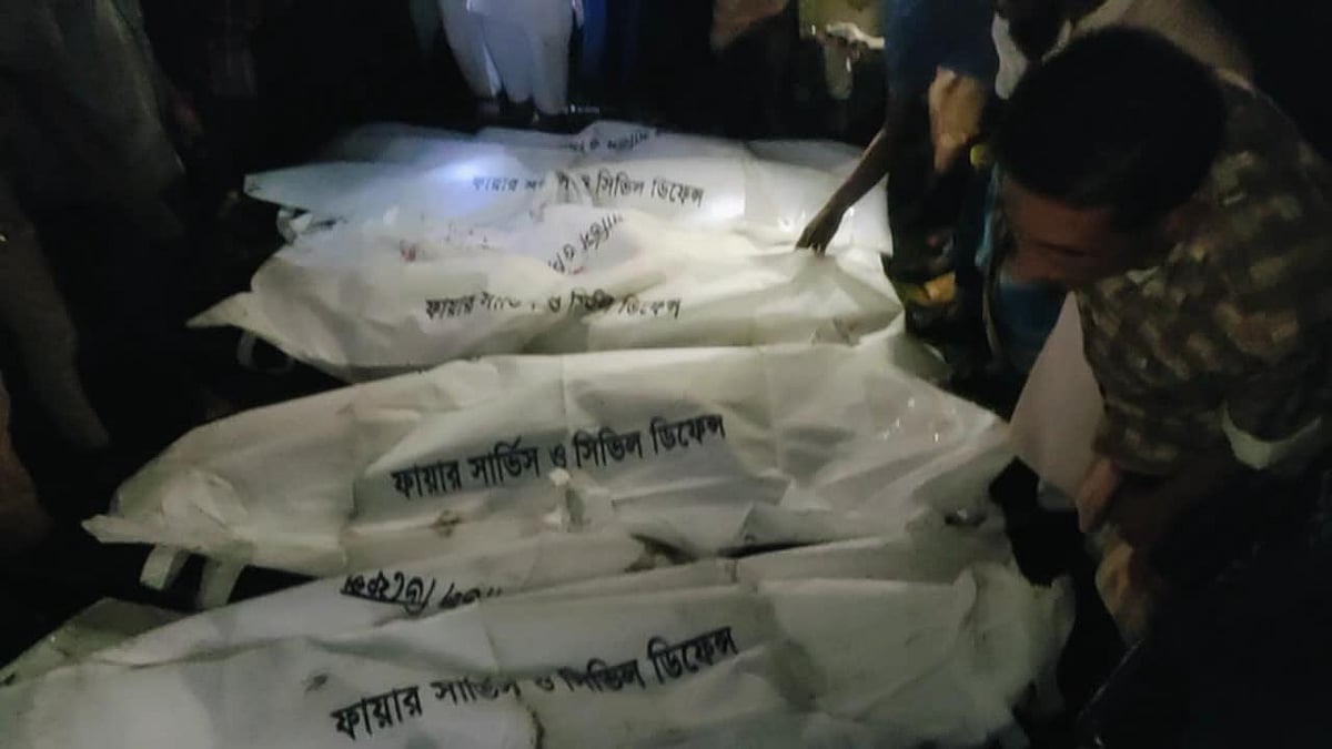 ময়মনসিংহের ফুলপুরে বাস-মাহিন্দ্রা মুখোমুখি সংঘর্ষে নিহত ছয়জনের মরদেহ উদ্ধার করেছে ফায়ার সার্ভিস। শুক্রবার রাতে