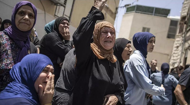 ইরানের ক্ষেপণাস্ত্র হামলায় ইসরায়েলের উত্তরাঞ্চলে বিধ্বস্ত ভবনে নিহত চার আরব ইসরায়েলি নাগরিকের স্বজনদের আহাজারি। ১৫ জুন, তামরা