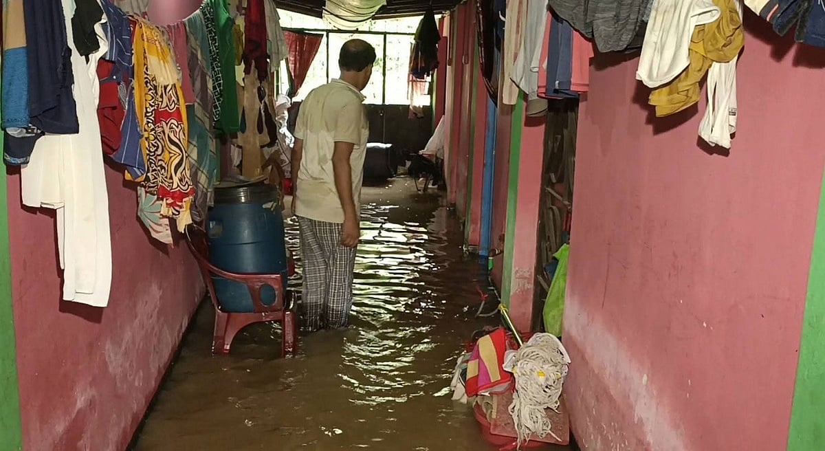 ভাঙা বেড়িবাঁধ দিয়ে পানি ঢুকে প্লাবিত হয়েছে একটি ঘর। আজ সকালে ফেনীর ফুলগাজী উপজেলার বরইয়া গ্রামে
