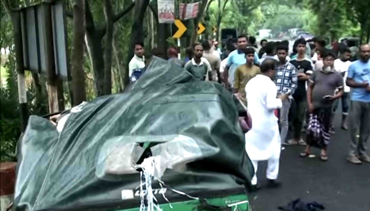 বাসের ধাক্কায় দুমড়ে–মুচড়ে যাওয়া সিএনজিচালিত অটোরিকশা। শুক্রবার বিকেলে নাটোরের বনবেলঘরিয়া এলাকায়