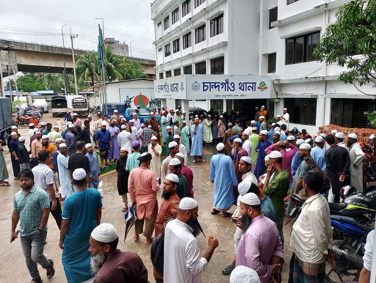চান্দগাঁও থানা প্রাঙ্গণে বিক্ষোভ করছেন ইসলামী আন্দোলন বাংলাদেশের নেতা-কর্মীরা। আজ দুপুরে