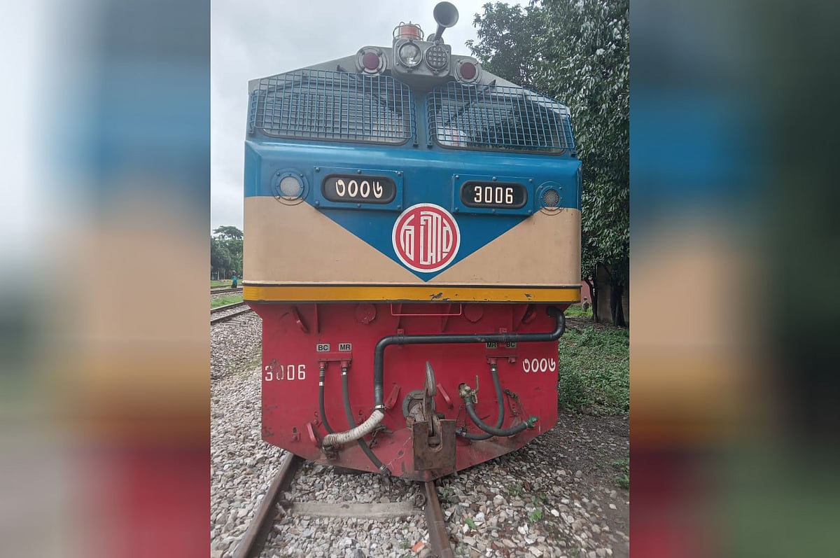 লাইনচ্যুত ইঞ্জিন। আজ বেলা সাড়ে ১১টার দিকে চট্টগ্রামের সীতাকুণ্ডের ফৌজদারহাট স্টেশনে