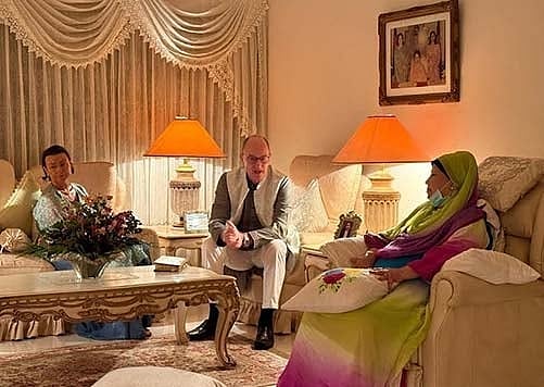 খালেদা জিয়ার সঙ্গে সৌজন্য সাক্ষাৎ করেছেন ঢাকায় নিযুক্ত জার্মানির বিদায়ী রাষ্ট্রদূত আখিম ট্রোসটার। ২০ জুন, ২০২৫