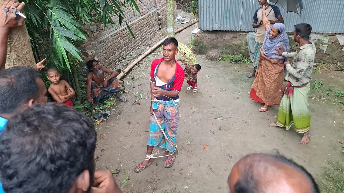 শ্বশুরকে গাছের সঙ্গে বেঁধে মারধর করে জামাতা ও তাঁর পরিবারের সদস্যরা। গতকাল বৃহস্পতিবার