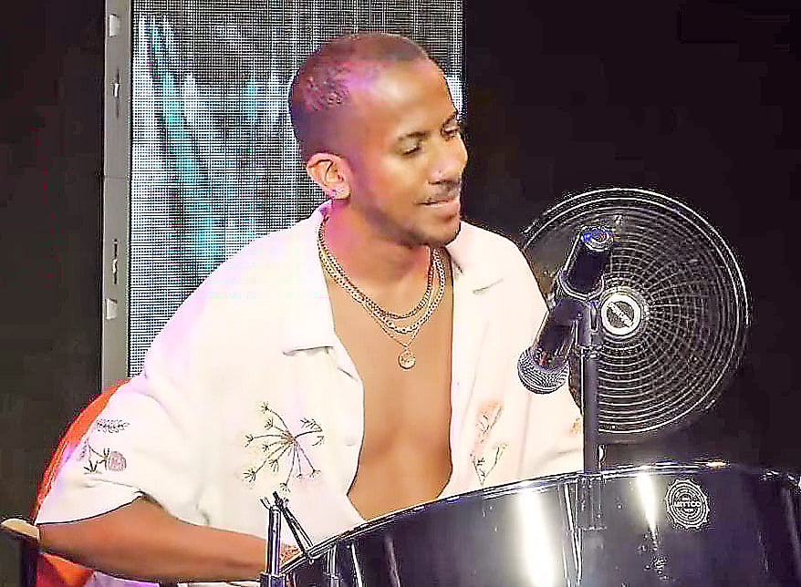 ড্রাম বাজাচ্ছেন জশুয়া রেগরিলো