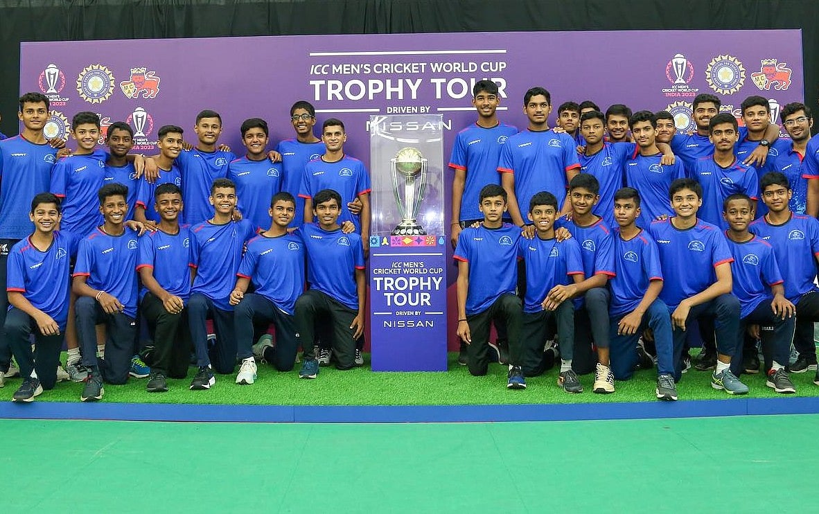 ২০২৩ বিশ্বকাপের ট্রফির সঙ্গে মুম্বাই অনূর্ধ্ব–১৬ ক্রিকেট দলের খেলোয়াড়েরা।