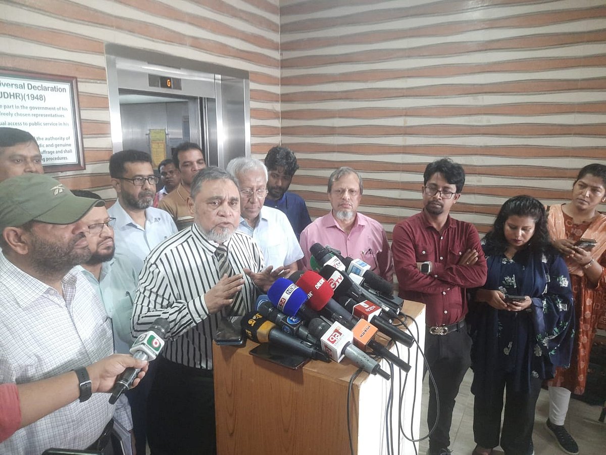 আজ শনিবার সকাল সাড়ে নয়টার দিকে নির্বাচনী আইন ও বিধি–সংক্রান্ত দিনব্যাপী প্রশিক্ষণের উদ্বোধন শেষে সাংবাদিকদের নানা প্রশ্নের উত্তর দেন সিইসি এ এম এম নাসির উদ্দীন