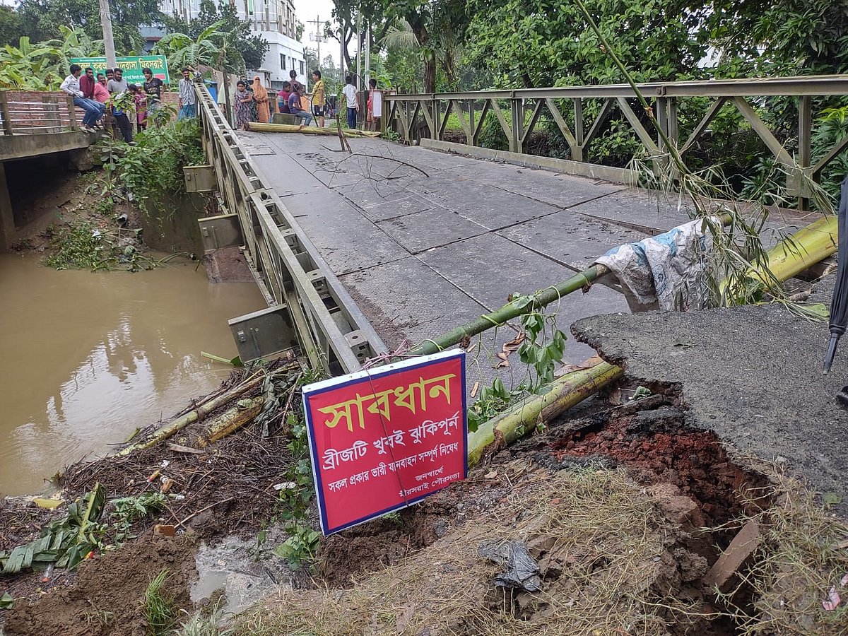 পাহাড়ি ঢলের তোড়ে গোড়ার মাটি সরে ধসে পড়েছে বেইলি সেতু। এতে মিরসরাই ও ফটিকছড়ি উপজেলার মধ্যে  সড়ক যোগাযোগ বন্ধ হয়ে গেছে। আজ বিকেল সাড়ে চারটায় মিরসরাই পৌরসভার ৪ নম্বর ওয়ার্ডের গোভানিয়া ছড়া এলাকা থেকে তোলা