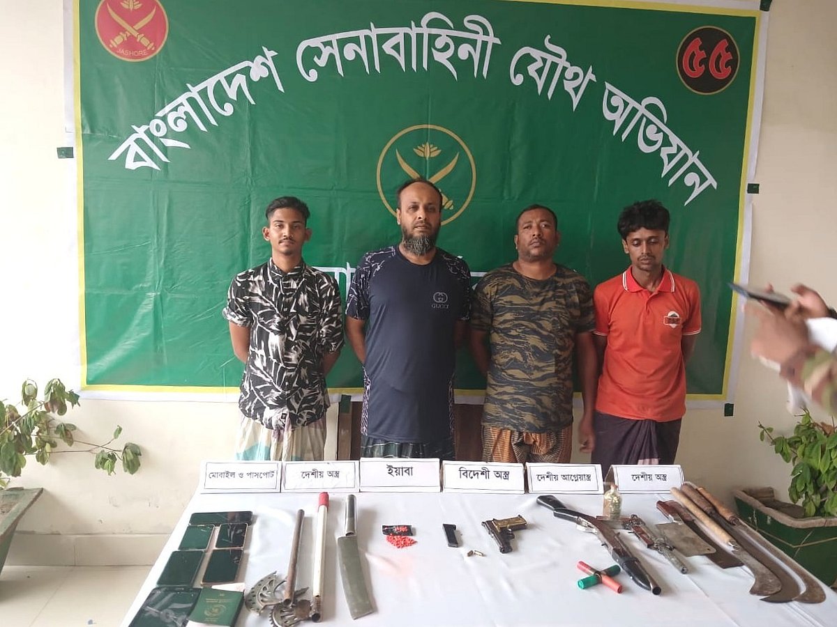 অস্ত্র, গুলি, মাদকসহ খুলনা নগরের ৩০ নম্বর ওয়ার্ড বিএনপির সভাপতি সালাউদ্দিন মোল্লা বুলবুল, নগর যুবদলের সাবেক সদস্য তৌহিদুর রহমানসহ চারজনকে গ্রেপ্তার করেছে যৌথ বাহিনী