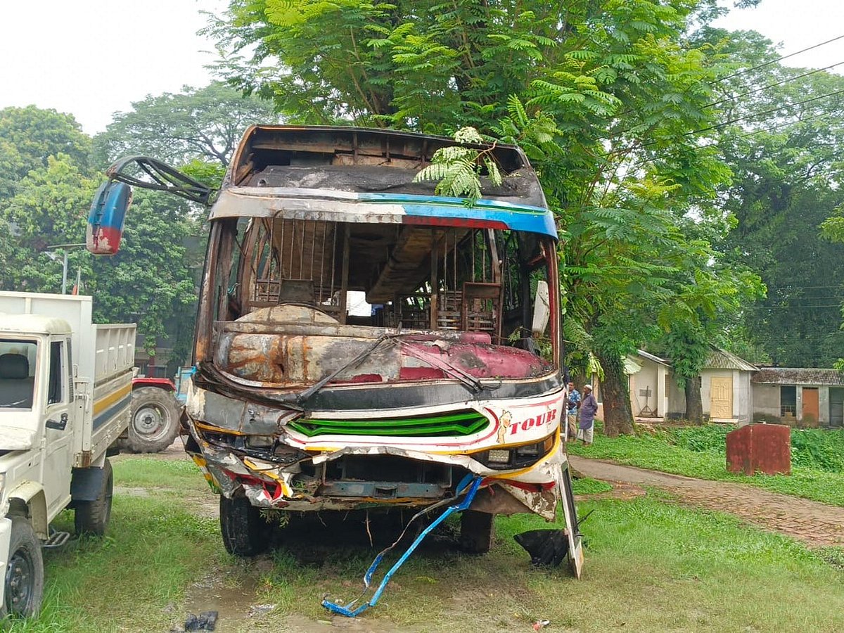দুর্ঘটনাকবলিত বাস। আজ সকালে ফুলপুর থানা প্রাঙ্গণে