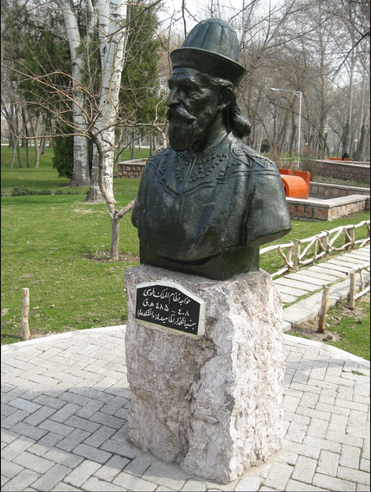 ইরানের মাশহাদ শহরের মিল্লাত পার্কে নিজামুল মুলকের একটি ভাস্কর্য